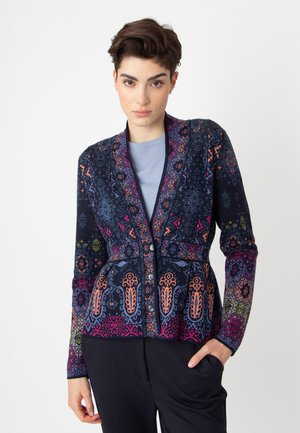 Námornícky vzorovaný cardigan s kvetinovými a geometrickými dizajnmi v žiarivých farbách, so priliehajúcim pásom, dlhými rukávmi a gombíkovým zapínaním.