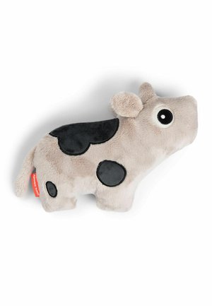 Knuffelkoe van zacht grijs stof met zwarte vlekken, met cartoonachtige kenmerken, grote ogen en getextureerde oren. Label met de tekst "100% Vriendelijk."