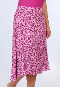 Blumen A-Linien Rock in Pink und Weiß, aus leichtem Stoff gefertigt. Verfügt über einen subtilen Saum und einen glatten Bund für den Komfort.