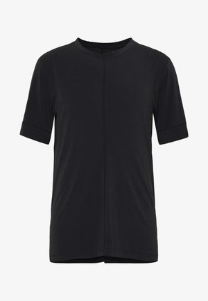 Zwart T-shirt met korte mouwen, ronde hals, centrale naaddetails en omgeslagen mouwen, weergegeven op een witte achtergrond.