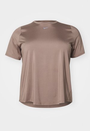 Ruskea lyhythihainen Nike-urheilupaita pyöreällä pääntiellä ja pieni vaaleansininen Nike-logo kaula-aukon alapuolella keskellä.
