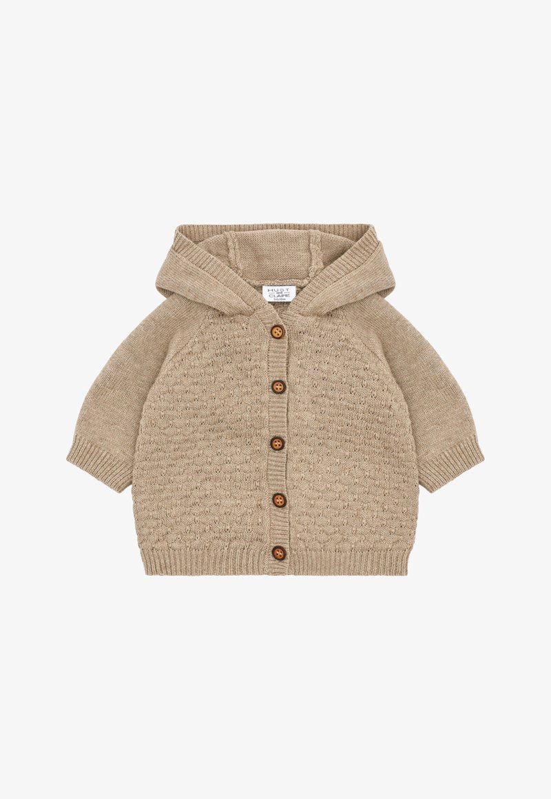 Beige gestrickte Strickjacke mit Kapuze, ausgestattet mit Knopfverschlüssen, strukturiertem Muster und Rippbündchen sowie -saum. Hergestellt aus weichen, natürlichen Fasern.