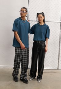 YOURTURN UNISEX BASIC OVERSIZED T-SHIRT - Lihtne T-särk - blue-grey