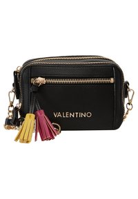 Černá kožená kabelka přes rameno se zlatým kováním, dvěma zipovými přihrádky a barevnými třásněmi v žluté, růžové a šedé barvě.