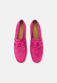Mocassins en suede rose avec un accent chaîne à l'avant, un bout arrondi et un détail de surpiqûre contrasté. Doublure intérieure lisse.