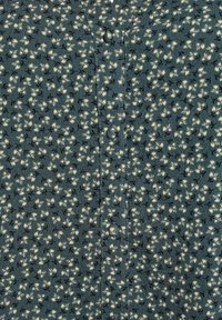 Camicia a maniche corte con bottoni, caratterizzata da uno sfondo teal con piccoli motivi floreali bianchi e neri. Tessuto testurizzato con finitura a coste.