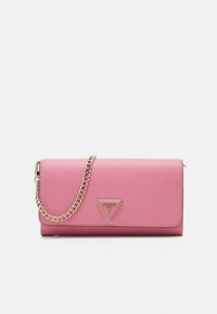 Sac bandoulière en cuir Saffiano rose avec une anse chaîne dorée, doté d'une plaque logo métallique triangulaire et d'un design rectangulaire élégant.