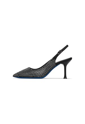 Scarpa nera con tacco alto slingback coperta di strass scintillanti con punta appuntita e tacco sottile a spillo su sfondo bianco.