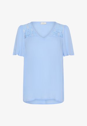 Jasnoniebieska bluzka z krótkim rękawem z dekoltem w serek, zdobiona koronkowymi akcentami na ramionach i lekko teksturowanym materiałem.