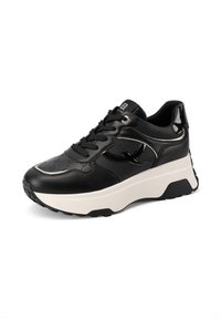 Sneakers in pelle nera con una suola bianca spessa, dotati di accenti lucidi, modelli testurizzati sulla parte superiore e lacci tradizionali.