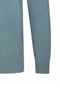 Pull bleu à manches longues en tricot avec poignets et ourlet côtelés sur fond blanc.