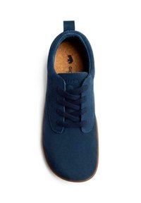 Sneaker in suede blu navy con design lace-up, suola in gomma, punta rotonda e linguetta sul retro; soletta in sughero visibile dall'alto.