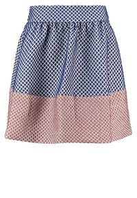Jupe mi-genou avec motif losange texturé, comprenant une partie supérieure bleue et une partie inférieure rose avec une ceinture froncée à la taille.