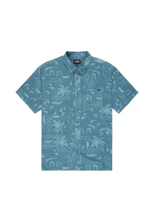 Chemise à manches courtes boutonnée en tissu bleu sarcelle avec motifs de palmiers et géométriques, dotée d'une poche poitrine unique et d'un col standard.