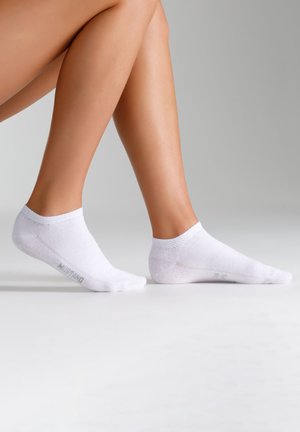 Witte katoenen enkelsokken met een ribbelontwerp en een verstevigde hak. Voorzien van de merknaam "MUSTANG" in grijs gedrukt op de zijkant.