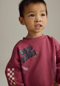 Next BACKPRINT AND JOGGERS SET - Kapsáče - burgundy red