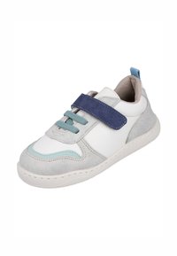 Zapatillas informales para niños en blanco y gris claro con cordones elásticos azules y una correa de velcro navy sobre un fondo blanco.