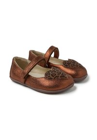 Bailarinas de bronce con purpurina, con un acento de corazón de estampado de leopardo y correa ajustable. Material suave y diseño de punta redonda, aptas para un uso casual.
