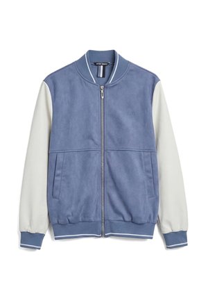 Bomber blu con maniche bianche, cerniera frontale, polsini a coste e due tasche laterali, con marchio "AM" sul petto.