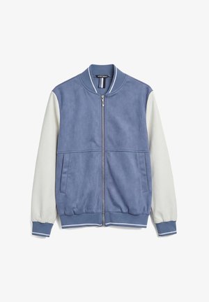 Blauwe bomberjack met witte mouwen, ritssluiting aan de voorkant, geribde manchetten en twee zijzakken, gebrandmerkt met "AM" op de borst.