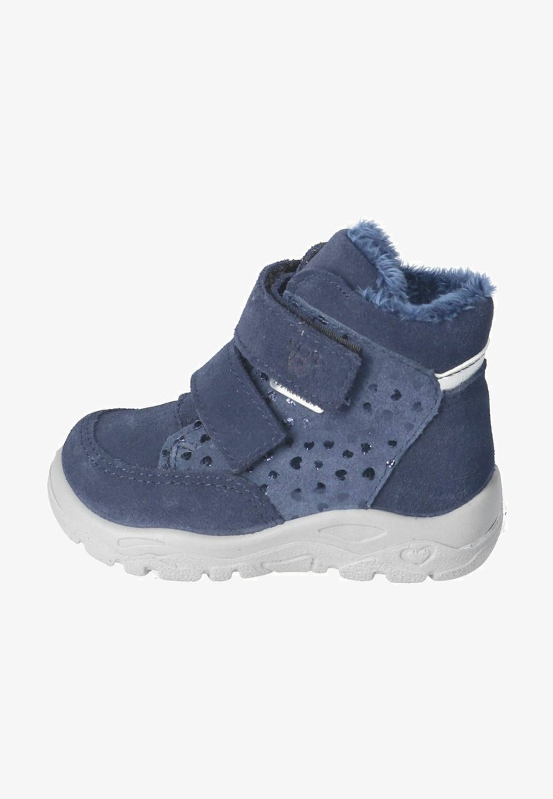 Marineblaues Wildleder-Ankle Boot mit Klettverschlüssen, durchbrochenen seitlichen Details, weißer Sohle und flauschigem Futter am Knöchel für zusätzlichen Komfort.