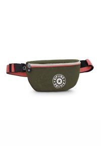 Sac banane vert olive en nylon durable. Comprend une fermeture éclair avec des accents rouges et un logo blanc à l'avant. Bandoulière ajustable.