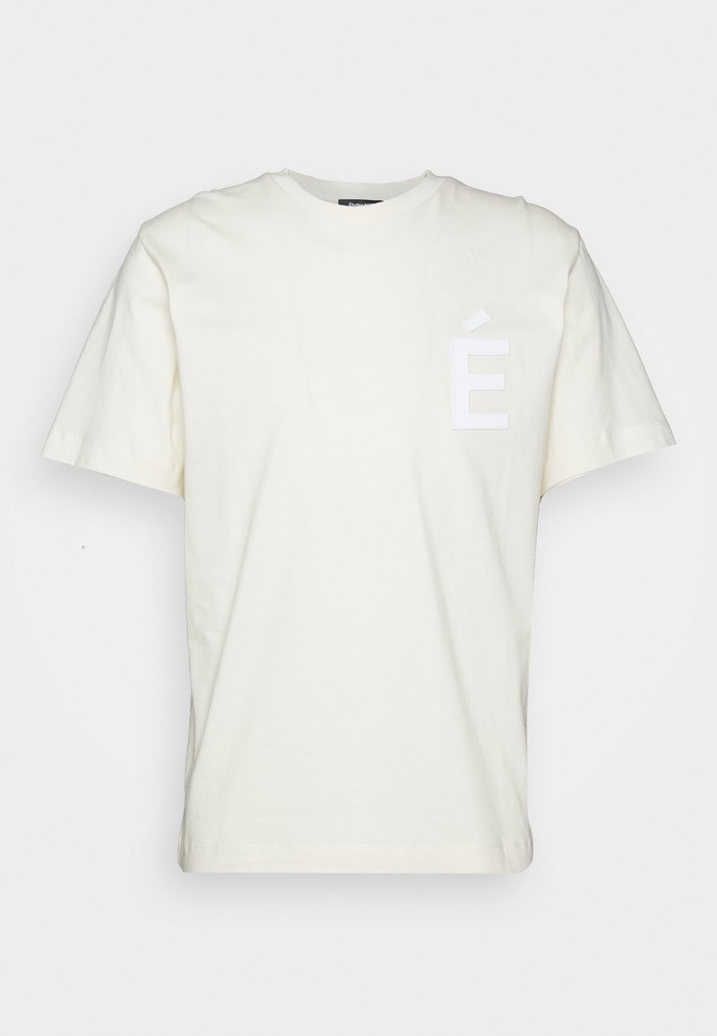 Flødefarvet bomulds t-shirt med korte ærmer, prydet med et hvidt trykt "É" logo på venstre brystområde.