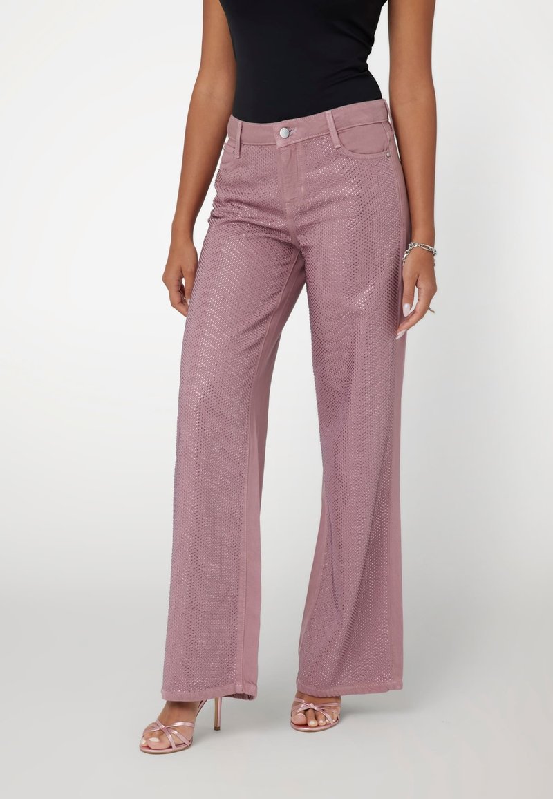 Vysoké, svetloružové široké nohavice s textúrovaným vzorom, obsahujúce predné vrecká, pútka na opasok a zapínanie na gombík.