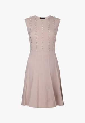 Béžové bezrukávové žebrované pletené šaty s rozšířenou sukní a svislými řadami malých stříbrných cvočků na živůtku.