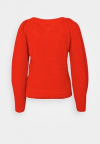 Czerwony sweter z dzianiny o fakturowanym wzorze, dopasowany krój, długie rękawy i ściągacz na dolnym końcu. Posiada rękawy raglanowe, co zapewnia komfort noszenia.