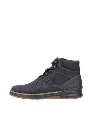 Bottine en cuir noir avec une texture lisse, design à lacets, col rembourré et semelle en caoutchouc contrastante. Présente un détail de couture.