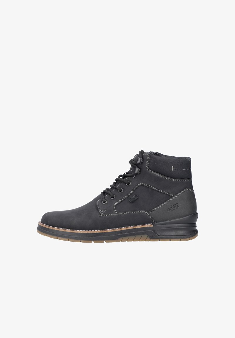 Bottine en cuir noir avec une texture lisse, design à lacets, col rembourré et semelle en caoutchouc contrastante. Présente un détail de couture.