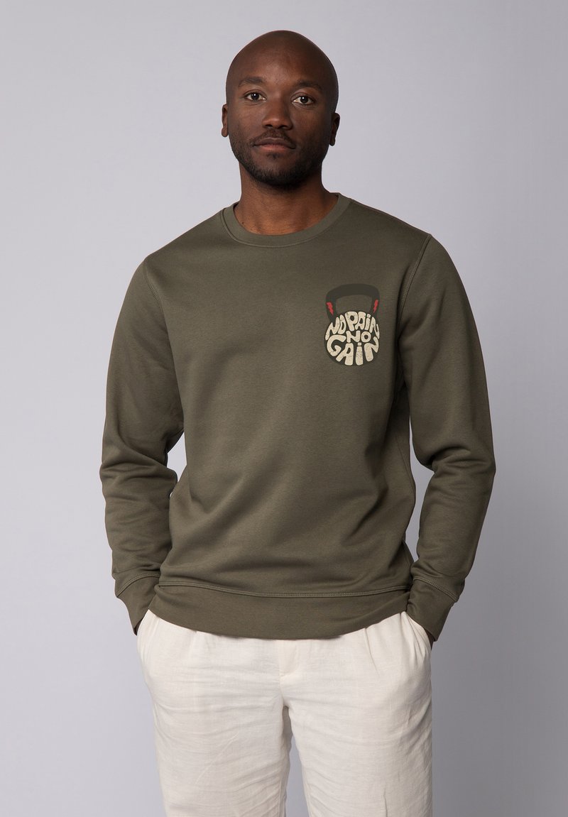 Olijfgroen sweatshirt met een ronde halslijn en geribbelde mouwen, met een grafisch ontwerp op de linkerborst met de tekst "No Pain No Gain."