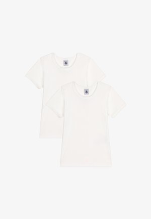 Două tricouri simple albe din bumbac cu mâneci scurte, unul ușor în spatele celuilalt, prezentând vedere frontală cu decolteuri rotunde și etichete în interiorul gulerelor.