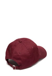 Bordo spalvos kepuraitė su formuotu viršumi ir lenktu kraštu. Audinys – lygus medvilnė su vėdinimo skylutėmis ir reguliuojamu metaliniu užsegimu gale.