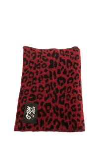 Sciarpa in pile rossa con motivo leopardato nero. Include un'etichetta nera con testo bianco "KEEP IT WILD" nell'angolo.