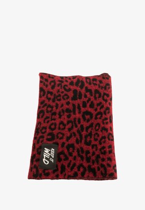 Sciarpa in pile rossa con motivo leopardato nero. Include un'etichetta nera con testo bianco "KEEP IT WILD" nell'angolo.