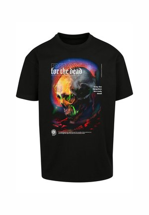 Fekete pamut póló színes koponya grafikával és az "IMÁDJUK A HOLTAKÉRT" felirattal, sötét, absztrakt háttérrel.