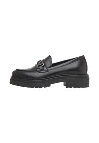 Mocassins en cuir noir avec une semelle épaisse, comportant un accent en boucle argentée et des détails cousus le long du bord.