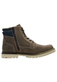 Botas ankle sintéticas marrones con un acabado texturizado, que presentan un cierre de cremallera, acentos en azul contrastante y una suela beige robusta.