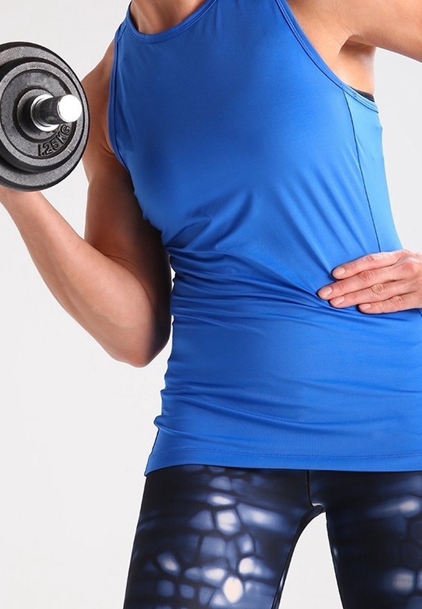 Débardeur de sport bleu à coupe ajustée, associé à un legging à motif géométrique noir et bleu, tenant un haltère noir.