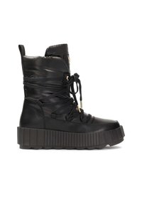 Schwarze Knöchelstiefel mit glänzendem Puffer-Obermaterial, runder Zehenform und klobiger, gerillter Sohle. Mit Schnürsenkeln und goldfarbenen Hardware-Akzenten.