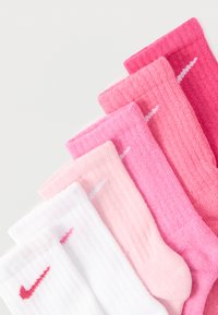 Σετ έξι κάλτσες σε διάφορες αποχρώσεις του ροζ και λευκού. Ριμπ υφή με αντίθετο λογότυπο. Κάθε ζευγάρι έχει διαφορετική απόχρωση, συμπεριλαμβανομένου του ζωηρού ροζ και ανοιχτού ροζ.