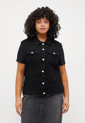 Svart denimjakke med korte ermer, frontknapper og doble brystlommer, med en strukturert, tettsittende design.