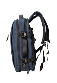 Zaino in tessuto blu con accenti neri, dotato di spallacci regolabili, molteplici cerniere e una tasca laterale per piccoli oggetti.