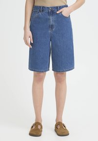 Bermuda en denim bleu moyen, coupe droite, taille haute, poches avant et détails légèrement délavés.