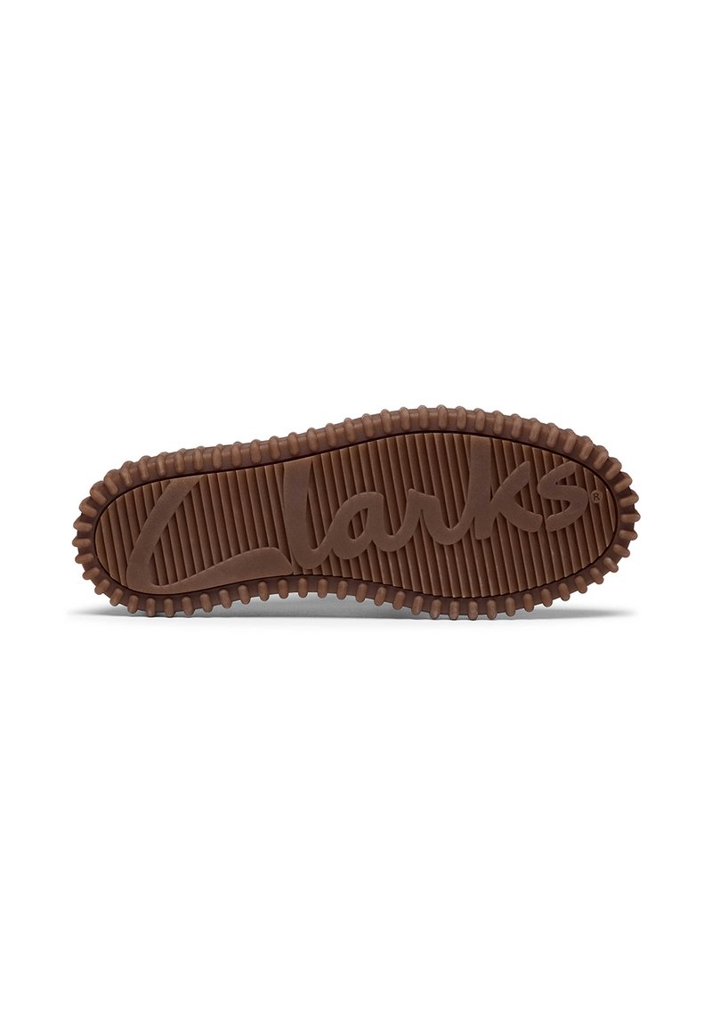 Braune Gummisohle mit geripptem Textur und kreisförmigem Grip-Muster. Mit eingeprägtem "Clarks"-Logo, das zentral angebracht ist.