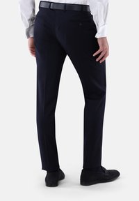 Marineblaues Hosen mit taillierter Passform, aus glattem Stoff gefertigt. Verfügt über zwei Gesäßtaschen und einen eleganten schwarzen Gürtel. Schlichte Vorderseite ohne Muster.