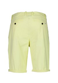 Shorts en coton jaunes avec un ourlet retroussé, dotés de deux poches arrière avec des boutons noirs et des passants de ceinture. Design simple, à coupe droite.