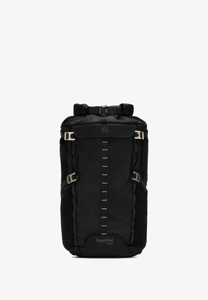 Zaino nero con una parte anteriore testurizzata a motivo diamante, chiusura a pattina superiore e hardware argentato. Cinghie regolabili ai lati per la compressione.